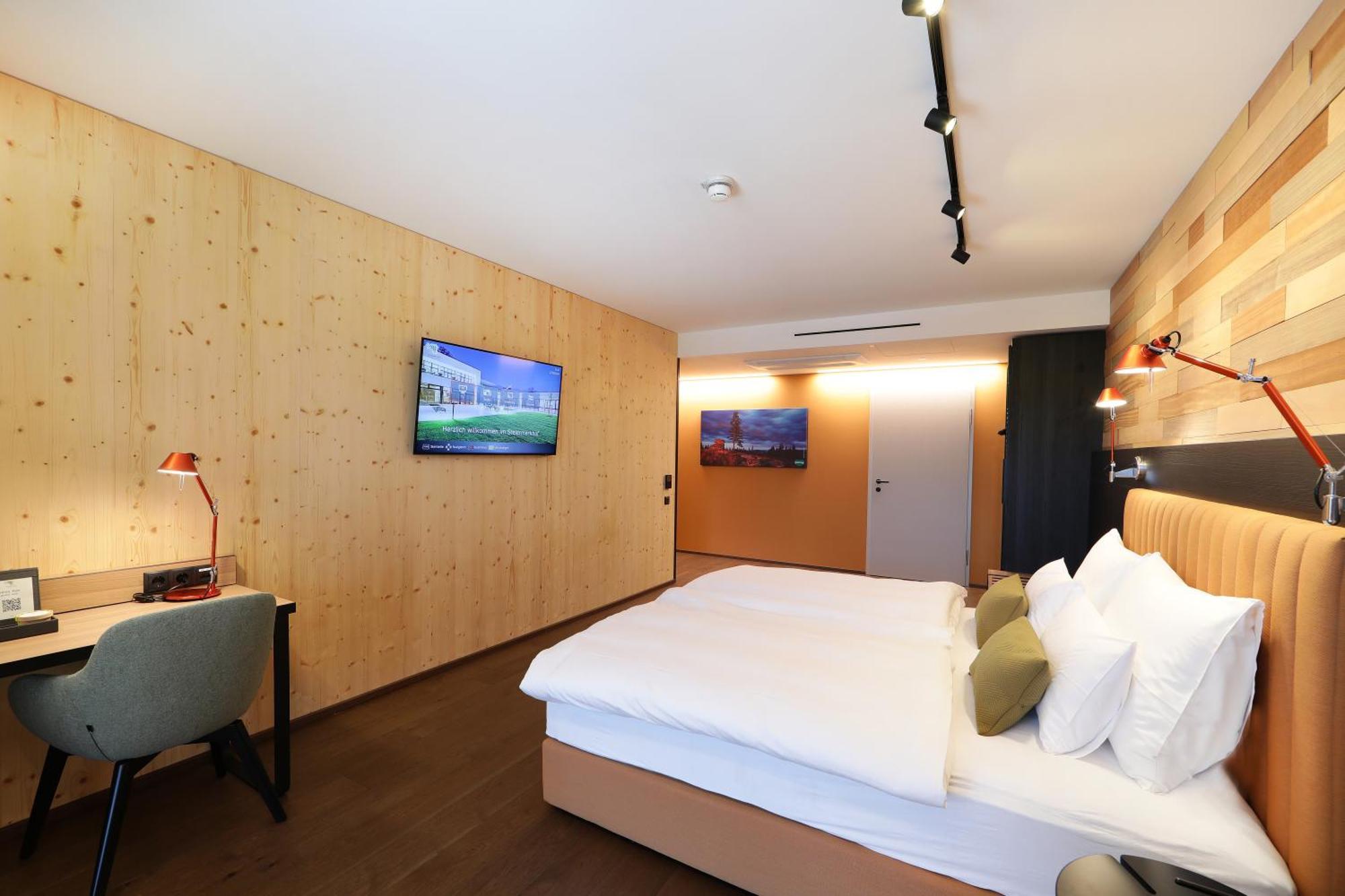 Steiermarkhof - Aus Holz Gebaut, Von Huegeln Gekuesst Hotel 4*